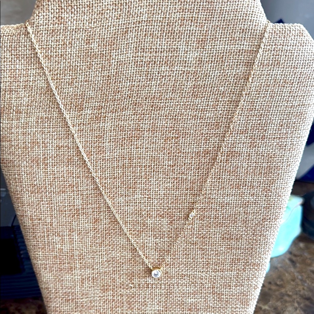 Elegant Gold Necklace with Clear Gemstone